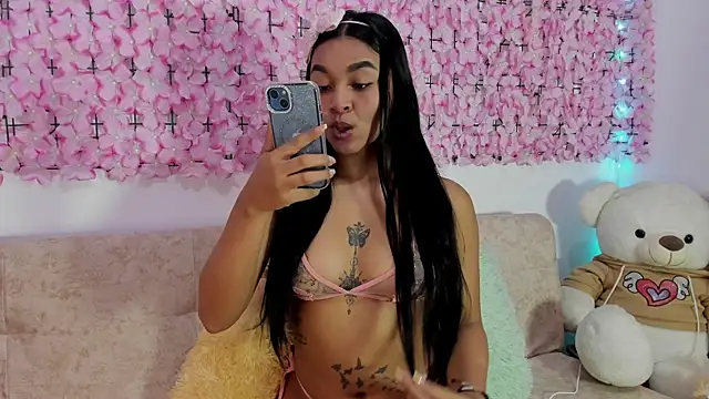 Snapshot of Lynda_Bonnie chatting on October 25, 2025, 12:39 pm Lynda Bonnie online show from October 25, 2025, 12:39 pm