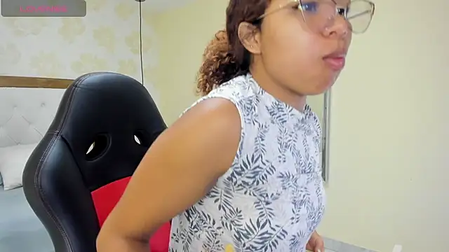 MELINAMARTINS online show from October 10, 2025, 12:50 pm