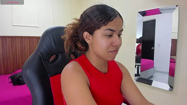 MELINAMARTINS online show from October 8, 2025, 7:25 pm