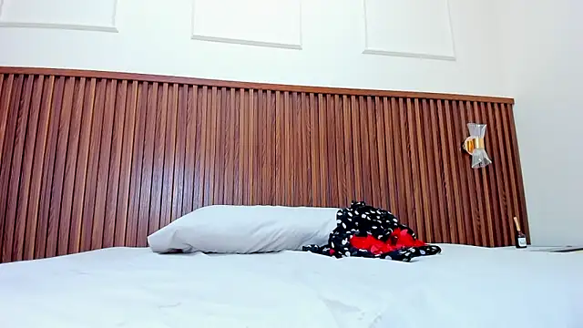 MELINAMARTINS online show from February 25, 2025, 7:49 pm