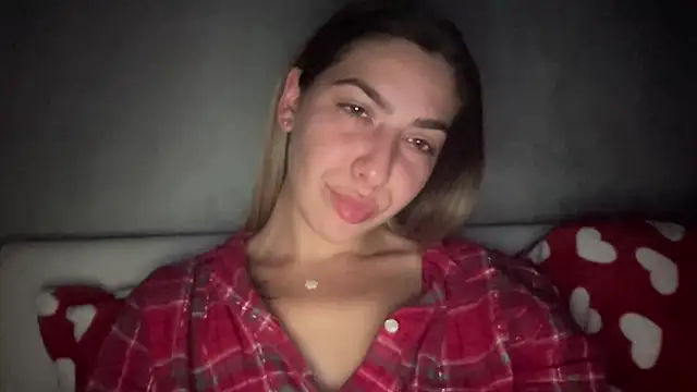 Snapshot of sarrah_rossy chatting on October 21, 2025, 8:52 pm sarrah rossy online show from October 21, 2025, 8:52 pm