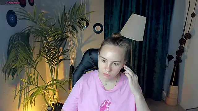 Snapshot of Lika_0ne chatting on September 30, 2025, 10:21 am Lika 0ne online show from September 30, 2025, 10:21 am