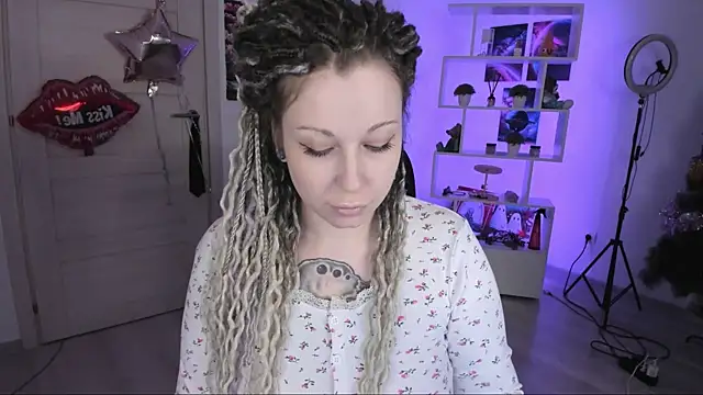 Snapshot of HoneySallyMoore chatting on November 5, 2025, 2:25 am HoneySallyMoore online show from November 5, 2025, 2:25 am