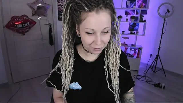 Snapshot of HoneySallyMoore chatting on October 22, 2025, 3:44 pm HoneySallyMoore online show from October 22, 2025, 3:44 pm