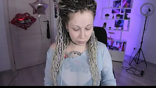 Snapshot of HoneySallyMoore chatting on October 9, 2025, 5:46 pm HoneySallyMoore online show from October 9, 2025, 5:46 pm