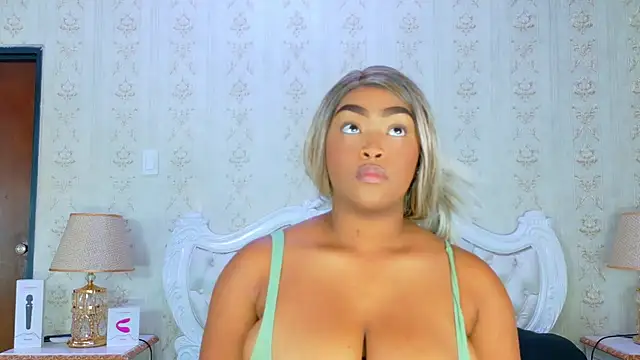 Snapshot of TianahGlow chatting on September 22, 2025, 8:15 pm TianahGlow online show from September 22, 2025, 8:15 pm