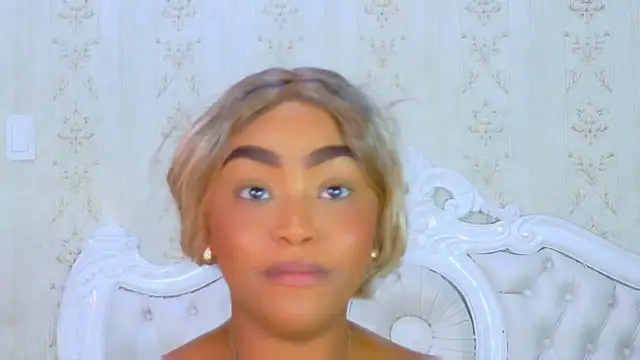 Snapshot of TianahGlow chatting on October 3, 2025, 9:27 pm TianahGlow online show from October 3, 2025, 9:27 pm