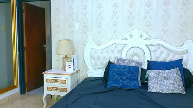 Snapshot of TianahGlow chatting on October 31, 2025, 9:00 pm TianahGlow online show from October 31, 2025, 9:00 pm