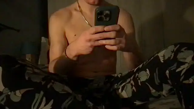 Snapshot of Manuhot001 chatting on February 16, 2025, 10:11 pm Manuhot001 online show from February 16, 2025, 10:11 pm