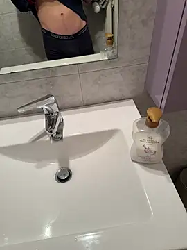 Snapshot of Manuhot001 chatting on February 14, 2025, 6:12 am Manuhot001 online show from February 14, 2025, 6:12 am