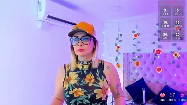 Snapshot of CandieGilson__ chatting on October 6, 2025, 12:50 pm CandieGilson online show from October 6, 2025, 12:50 pm