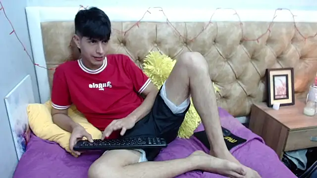 Snapshot of Estiv18_ chatting on February 18, 2025, 12:37 am Estiv18 online show from February 18, 2025, 12:37 am