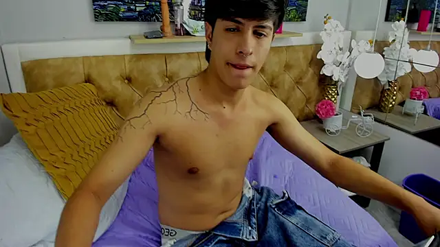 Snapshot of Estiv18_ chatting on September 21, 2025, 2:17 am Estiv18  online show from September 21, 2025, 2:17 am