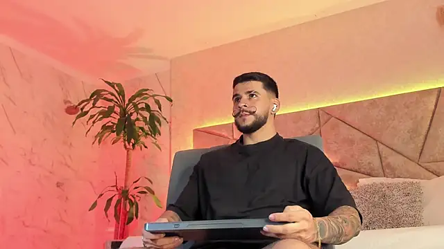 Snapshot of DickGriffith_ chatting on September 29, 2025, 12:44 pm DickGriffith online show from September 29, 2025, 12:44 pm