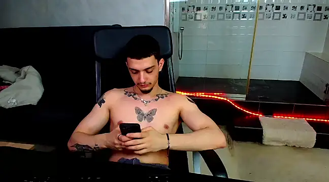 Snapshot of OscarGriffin chatting on February 22, 2025, 3:14 pm OscarGriffin online show from February 22, 2025, 3:14 pm