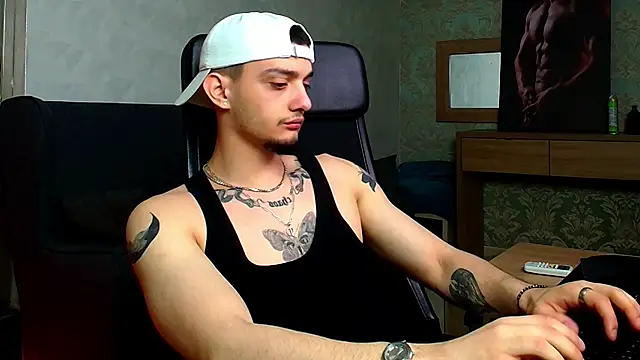 Snapshot of OscarGriffin chatting on March 10, 2025, 2:28 am OscarGriffin online show from March 10, 2025, 2:28 am