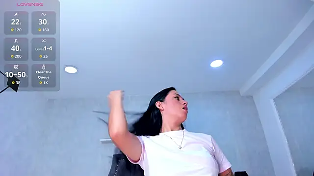 Snapshot of EmiliaRose_ chatting on October 26, 2025, 8:31 pm EmiliaRose online show from October 26, 2025, 8:31 pm