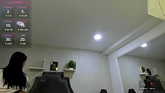 Snapshot of EmiliaRose_ chatting on October 19, 2025, 8:44 pm EmiliaRose online show from October 19, 2025, 8:44 pm