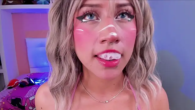 Snapshot of miss___megan chatting on December 19, 2025, 9:39 pm miss megan online show from December 19, 2025, 9:39 pm