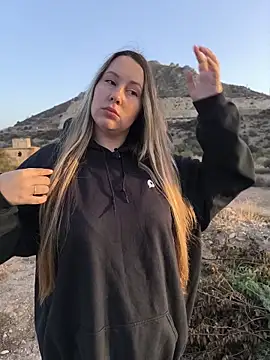 Snapshot of Mona_Plus chatting on October 14, 2025, 6:47 am Mona Plus online show from October 14, 2025, 6:47 am