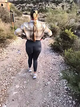 Snapshot of Mona_Plus chatting on October 17, 2025, 6:50 am Mona Plus online show from October 17, 2025, 6:50 am