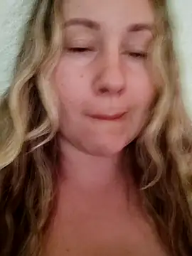 Snapshot of Mona_Plus chatting on March 11, 2025, 7:24 am Mona Plus online show from March 11, 2025, 7:24 am