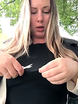 Snapshot of Mona_Plus chatting on September 27, 2025, 7:47 am Mona Plus online show from September 27, 2025, 7:47 am