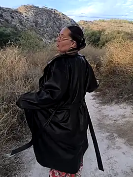 Snapshot of Mona_Plus chatting on October 4, 2025, 6:48 am Mona Plus online show from October 4, 2025, 6:48 am