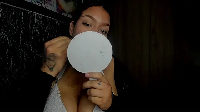 Snapshot of Bellota_Girl chatting on October 18, 2025, 12:01 am Bellota Girl online show from October 18, 2025, 12:01 am