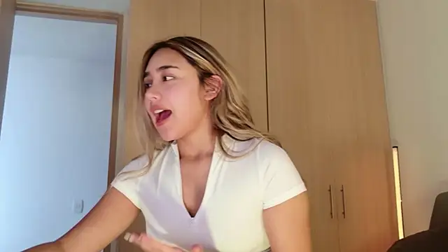 Hornyholly   online show from May 29, 2026, 5:08 pm