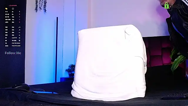 isaac-saenz online show from September 24, 2025, 11:10 pm