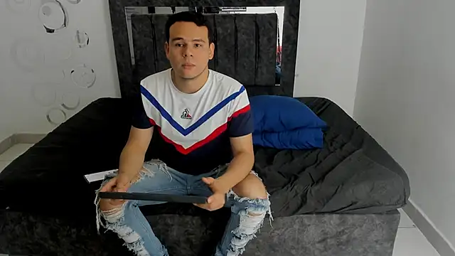 Snapshot of Isak_Millan chatting on October 16, 2025, 9:45 pm Isak Millan online show from October 16, 2025, 9:45 pm