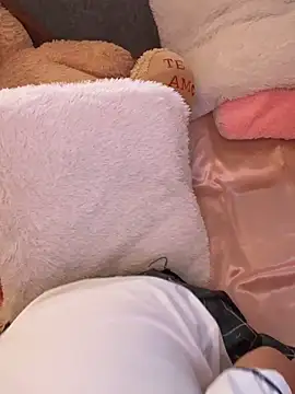 Snapshot of ZafiroKlein chatting on October 2, 2025, 8:23 pm ZafiroKlein online show from October 2, 2025, 8:23 pm