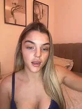 Snapshot of Chlo_Brightly chatting on February 12, 2025, 8:40 pm Chlo Brightly online show from February 12, 2025, 8:40 pm