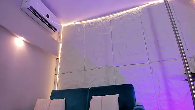 MelanieHillss online show from February 2, 2026, 8:19 pm