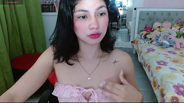 Snapshot of Violett_11 chatting on November 18, 2025, 7:06 pm Violett 11 online show from November 18, 2025, 7:06 pm