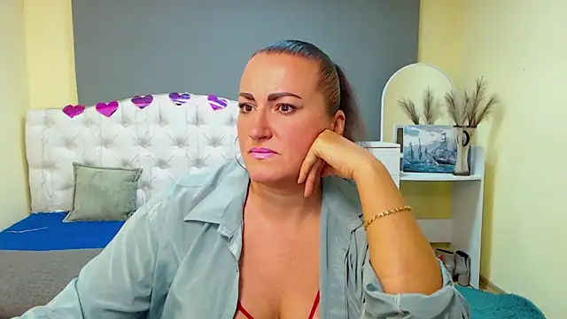 Snapshot of DianaMGG chatting on October 11, 2025, 5:30 am DianaMGG online show from October 11, 2025, 5:30 am