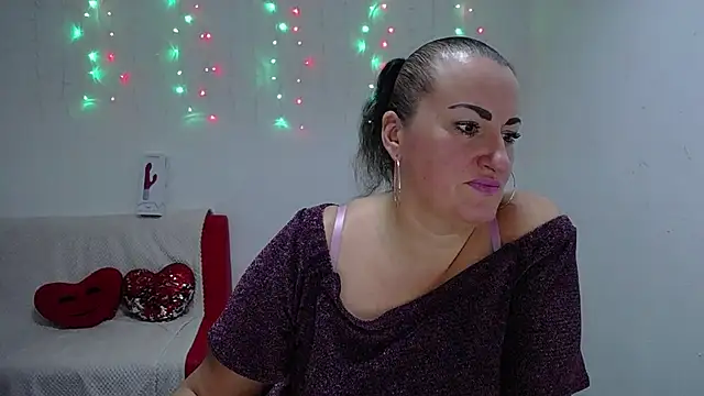 Snapshot of DianaMGG chatting on November 11, 2025, 6:30 am DianaMGG online show from November 11, 2025, 6:30 am