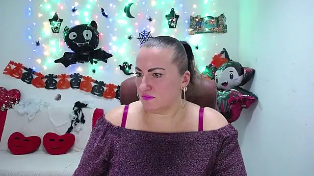 Snapshot of DianaMGG chatting on October 18, 2025, 5:15 pm DianaMGG online show from October 18, 2025, 5:15 pm