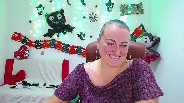 Snapshot of DianaMGG chatting on November 2, 2025, 6:24 pm DianaMGG online show from November 2, 2025, 6:24 pm