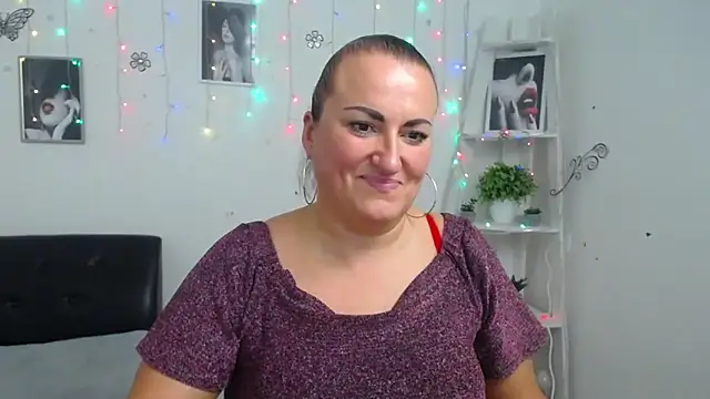 Snapshot of DianaMGG chatting on October 9, 2025, 5:35 pm DianaMGG online show from October 9, 2025, 5:35 pm