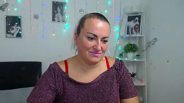 Snapshot of DianaMGG chatting on October 9, 2025, 5:30 am DianaMGG online show from October 9, 2025, 5:30 am