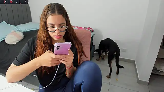 Snapshot of Greciaruiz_ chatting on October 10, 2025, 12:55 am Greciaruiz  online show from October 10, 2025, 12:55 am