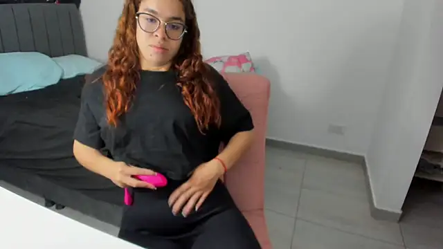 Snapshot of Greciaruiz_ chatting on October 5, 2025, 10:22 pm Greciaruiz  online show from October 5, 2025, 10:22 pm