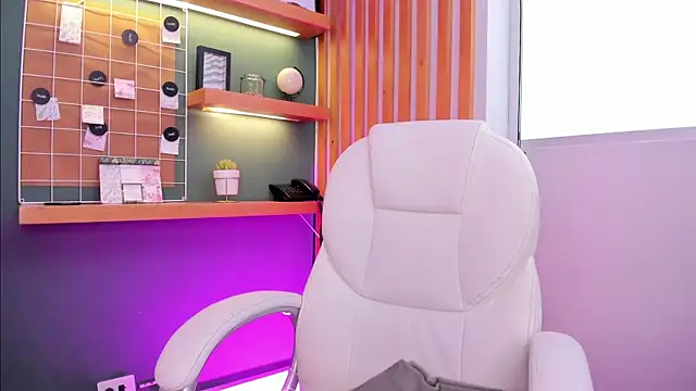 Bella walker  online show from November 20, 2025, 6:08 pm