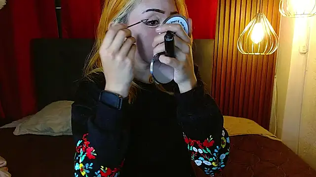 fyreandfox  online show from April 4, 2026, 7:42 pm