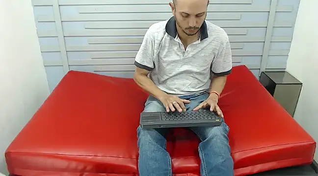 Snapshot of JhonTorres018 chatting on February 25, 2025, 10:20 pm JhonTorres018 online show from February 25, 2025, 10:20 pm