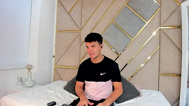 ValeryandMarcel online show from March 3, 2025, 8:11 pm