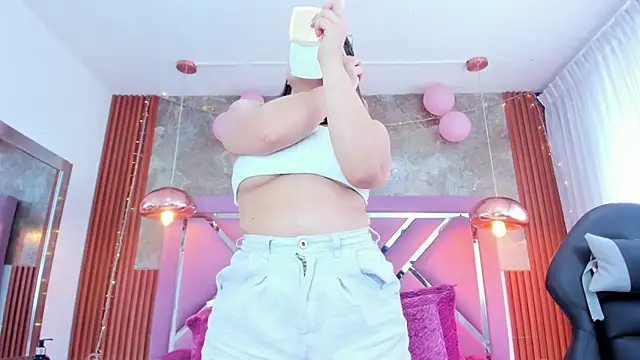 EmmaSulivan online show from November 17, 2025, 4:00 pm