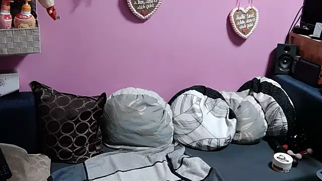 sexymelli18 online show from February 26, 2025, 9:42 pm